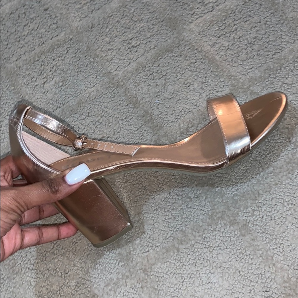 Sandal heels in rose gold